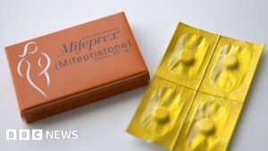 JAV teismas apriboja prieigą prie mifepristono abortų tablečių užsakymo paštu